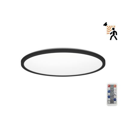 Okrúhle stropné LED svetlo s čiernym rámom svieti. Je ovládané diaľkovým ovládaním a disponuje senzorom pohybu.