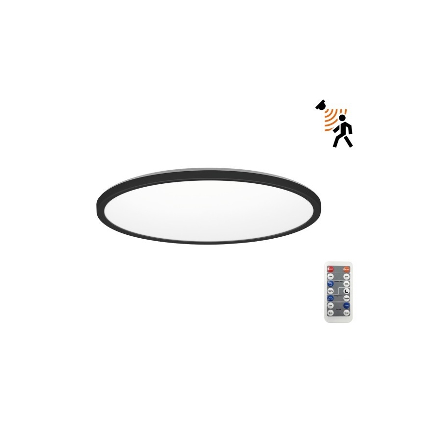 Okrúhle stropné LED svetlo s čiernym rámom svieti. Je ovládané diaľkovým ovládaním a disponuje senzorom pohybu.