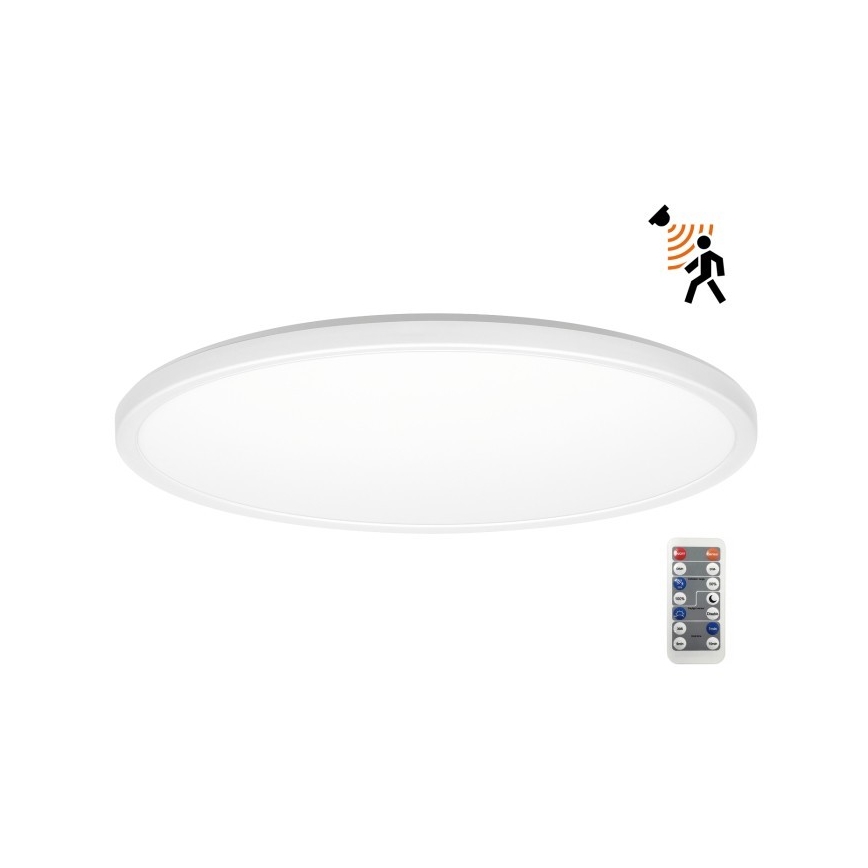Okrúhle stropné LED svietidlo s pohybovým senzorom a diaľkovým ovládaním sa nachádza na bielom pozadí. Svietidlo je biele, ploché a okrúhle. Diaľkové ovládanie má niekoľko tlačidiel na nastavenie svetla.