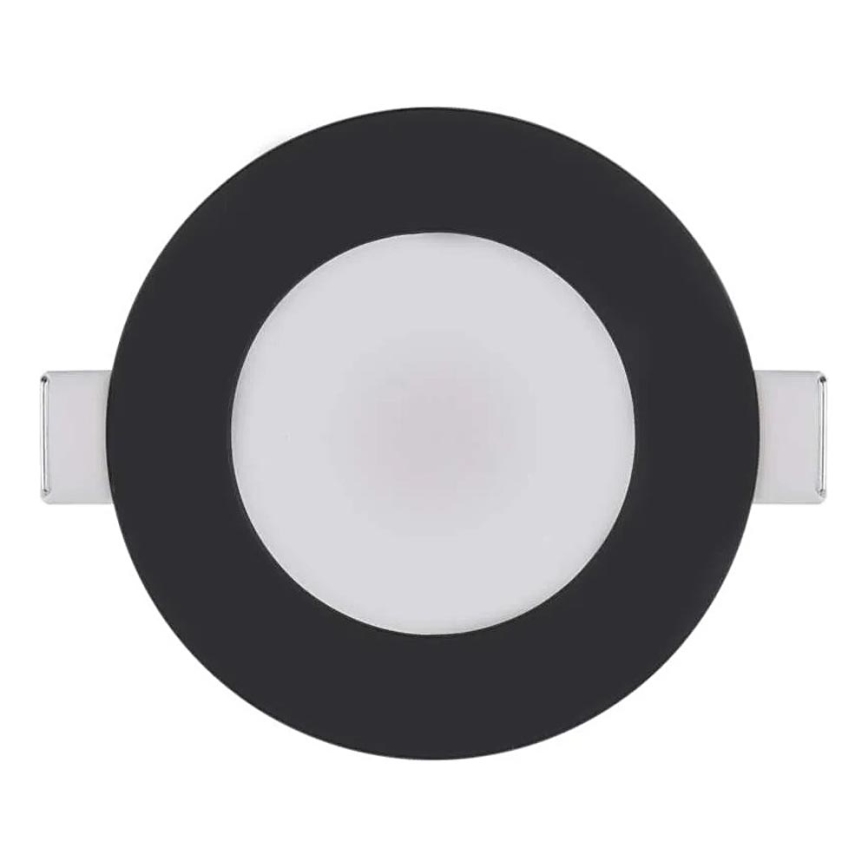 Okrúhle LED svietidlo s čiernym rámom a bielym difúzorom je pripevnené k bielemu pozadiu pomocou dvoch bočných kovových úchytiek.