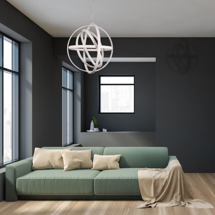 Dlhá hnedá LED lampa visí nad dreveným kuchynským ostrovčekom s vysokými stoličkami. Lampa je súčasťou modernej kuchyne.