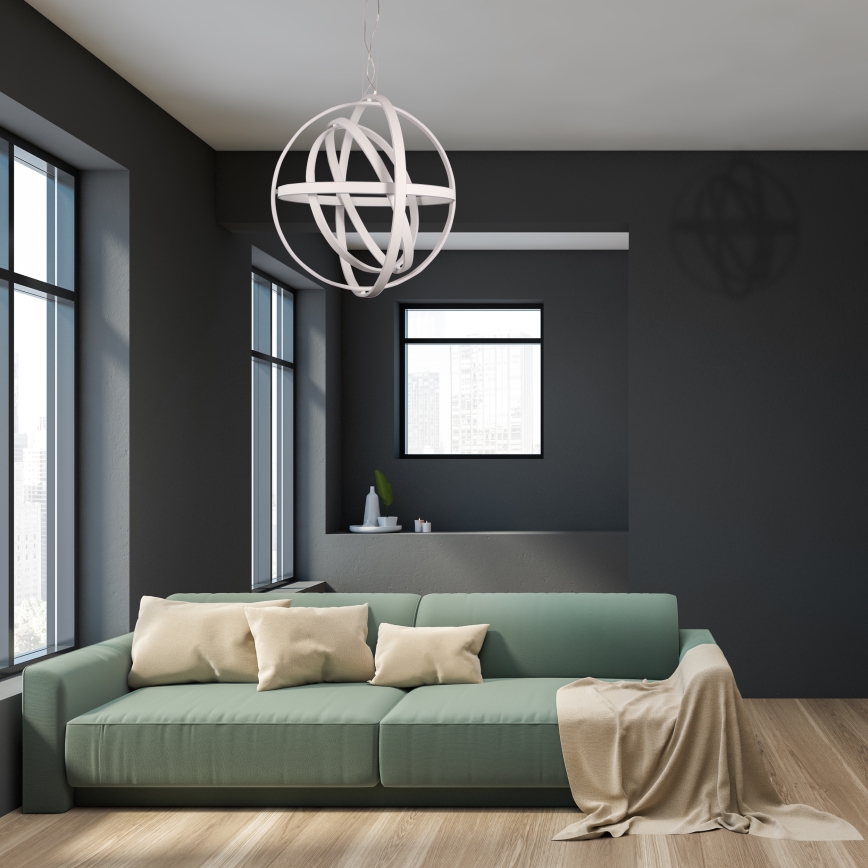 Dlhá hnedá LED lampa visí nad dreveným kuchynským ostrovčekom s vysokými stoličkami. Lampa je súčasťou modernej kuchyne.