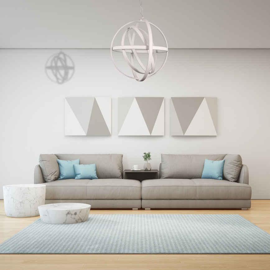 Svietidlo visí v obývačke. Je to guľové svietidlo s prepletenými kruhmi. Nachádza sa nad sedačkou pred tmavou stenou s mramorovým vzorom a drevenými panelmi po stranách.