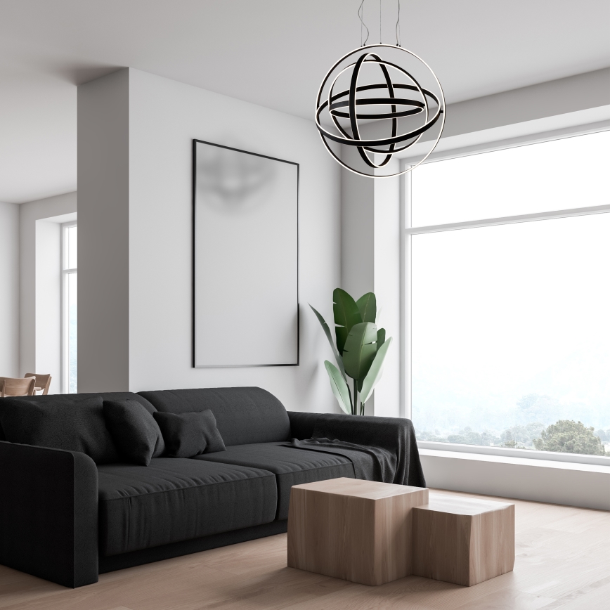 Svietidlo visí zo stropu. Je tvorené prepletenými čiernymi kruhmi s vnútorným LED osvetlením. Kruhy sú usporiadané do guľovitého tvaru.