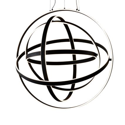 Závesné svietidlo s dvoma prepletenými chrómovými kruhmi, v ktorých je integrované LED osvetlenie, visí zo stropného držiaka na troch kábloch.