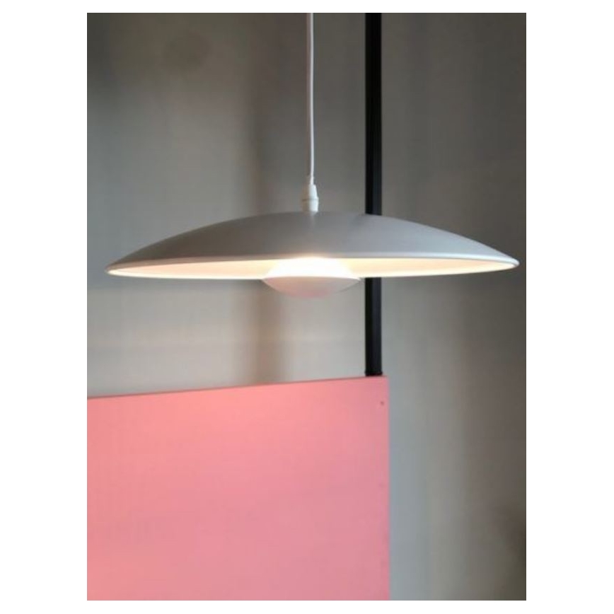 Biela závesná lampa visí z bieleho stropného úchytu na dlhom bielom kábli. Lampa má plochý, miskovitý tienidlo.