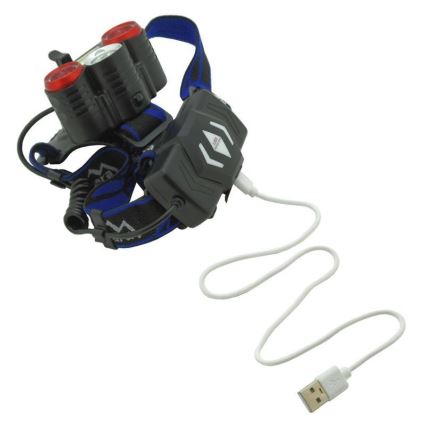 Čelová lampa s dvoma bielymi a dvoma červenými LED svetlami sa nabíja pomocou bieleho USB kábla. Lampa je čierna s modrým popruhom.