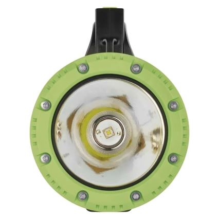 Svetlometu s LED diódovým zdrojom svietivosti je zobrazená predná časť. Je umiestená v zelenom a čiernom plastovom puzdre s viditeľnými skrutkami. Na bielom pozadí.