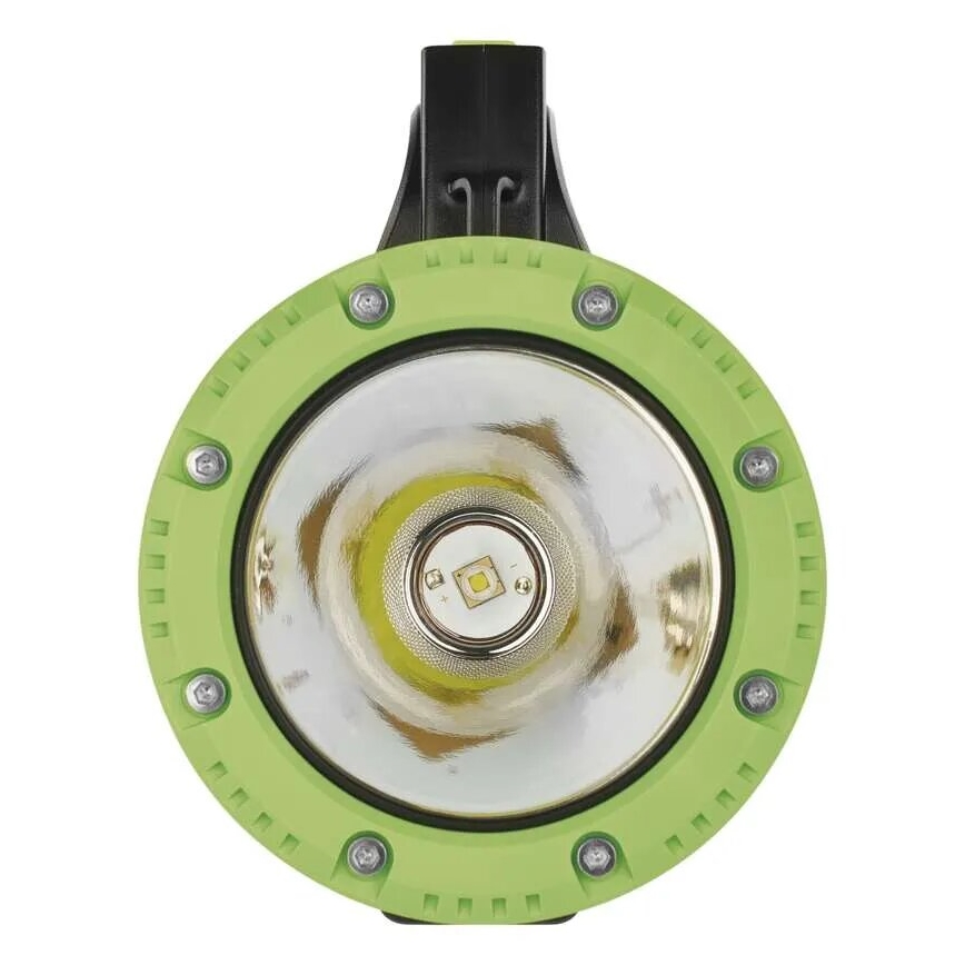 Svetlometu s LED diódovým zdrojom svietivosti je zobrazená predná časť. Je umiestená v zelenom a čiernom plastovom puzdre s viditeľnými skrutkami. Na bielom pozadí.