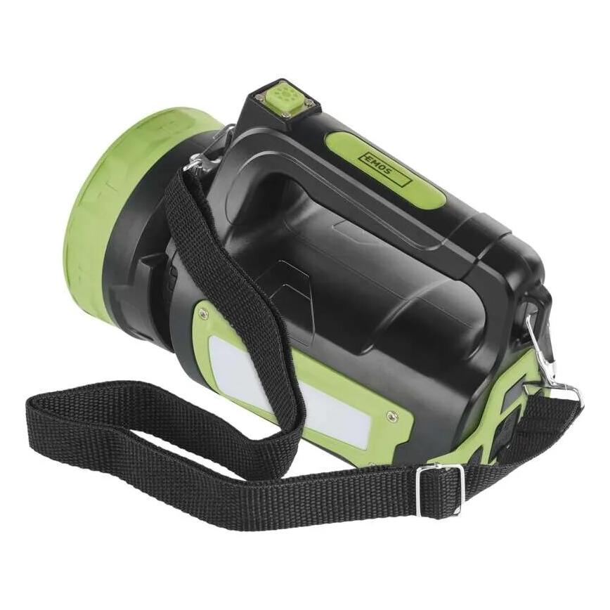 Prenositelná baterka EMOS s vypínačom, je umiestnená na čiernom popruhu. Baterka je prevažne čierna s limetkovo zelenými detailmi.