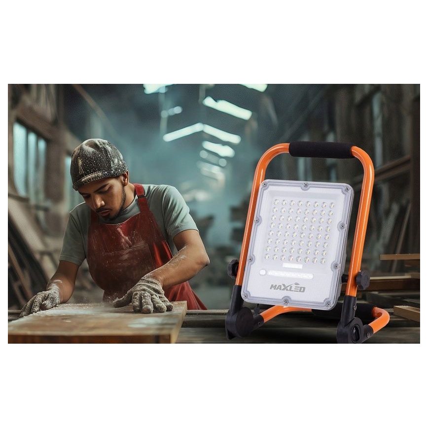 LED stmievateľný dobíjateľný reflektor so stojanom LED/50W/3,2V 4500K 5000 mAh IP65 oranžový