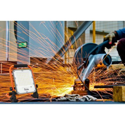 LED nabíjateľný reflektor so stojanom LED/30W/3,2V 4500K 5000 mAh IP65 oranžový