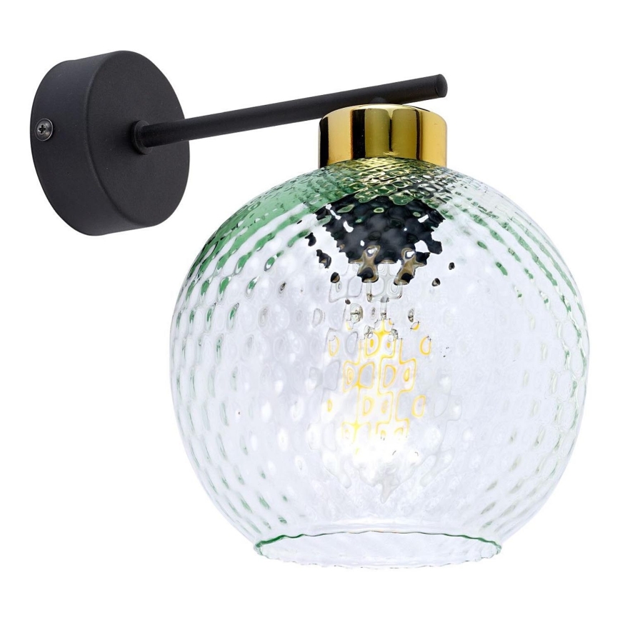 Nástenná lampa s guľovitou sklenenou tienidlom s reliéfnym vzorom, pripevnená k stene čiernou kovovou konštrukciou so zlatým prvkom. Svetlo svieti z vnútra tienidla.