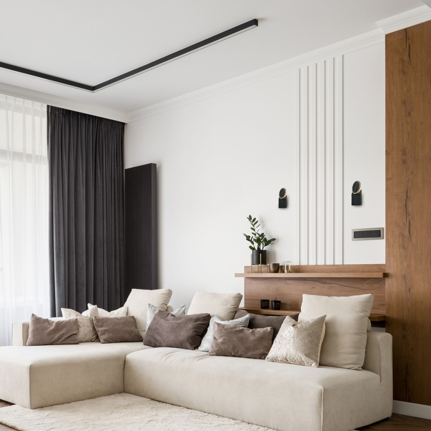 Biela nástenná lampa s integrovaným USB portom a vypínačom. Lampa je umiestnená na plochom bielom podstavci.