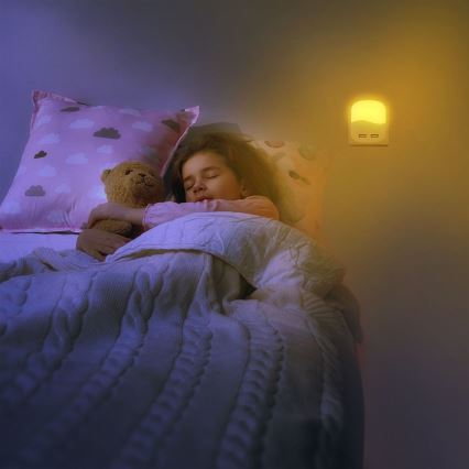 LED Nočné svetlo so senzorom súmraku do zásuvky 2xUSB LED/0,45W/230V 3000K