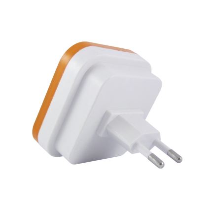 Biely nočný svetelný senzor s oranžovým rámikom je zasunutý do elektrickej zásuvky. Jeho štvorcový tvar s okrúhlymi kolíkmi smeruje do zásuvky.