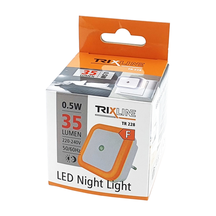 LED nočné svetlo TRIXLINE TR 228, 0.5W, 35 lumenov, 220-240V, 50/60Hz, je v kartónovej krabičke. Svetlo je štvorcového tvaru, oranžové s bielym stredom.