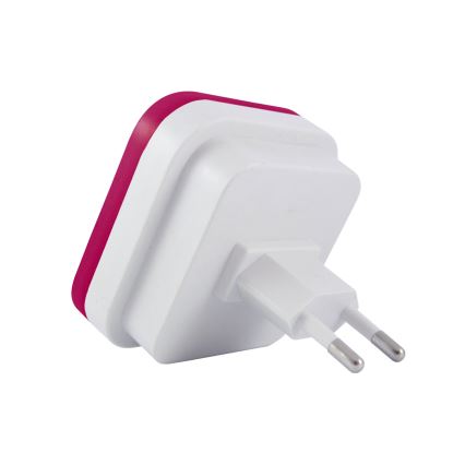 Zástrčná nočná lampa s ružovým vrchnákom je zapojená do elektrickej zásuvky. Biela plastová základňa obsahuje zástrčku európskeho typu.