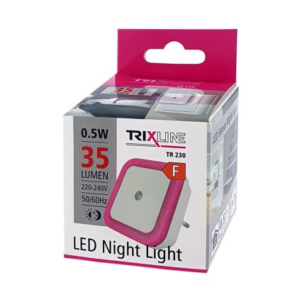 LED nočné svetlo Trixline TR 230 s výkonom 0,5W a 35 lumenov, napájané z elektrickej siete 220-240V, 50/60Hz, je zabalené v ružovej krabici.
