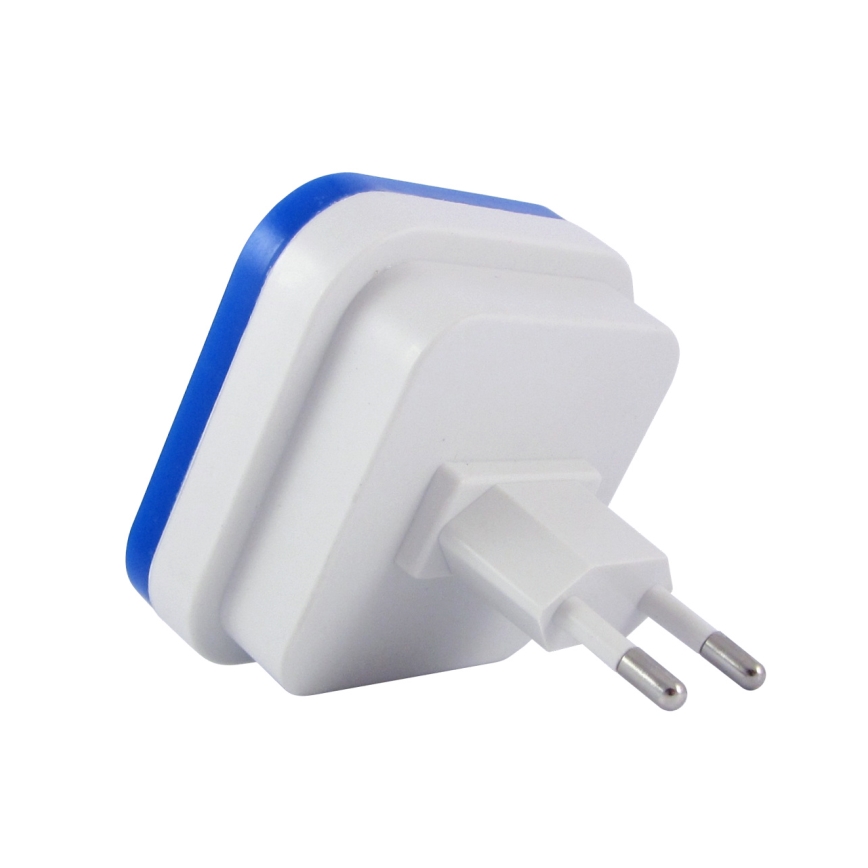 Nočná lampa s modrým okrajom sa zasúva do elektrickej zásuvky. Je biela s modrou LED časťou. Lampa je umiestnená na bielom pozadí.