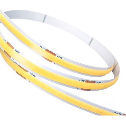 LED pásy s označením +24V sú stočené do špirály na bielom pozadí. Pásy sú žlté a úzke.