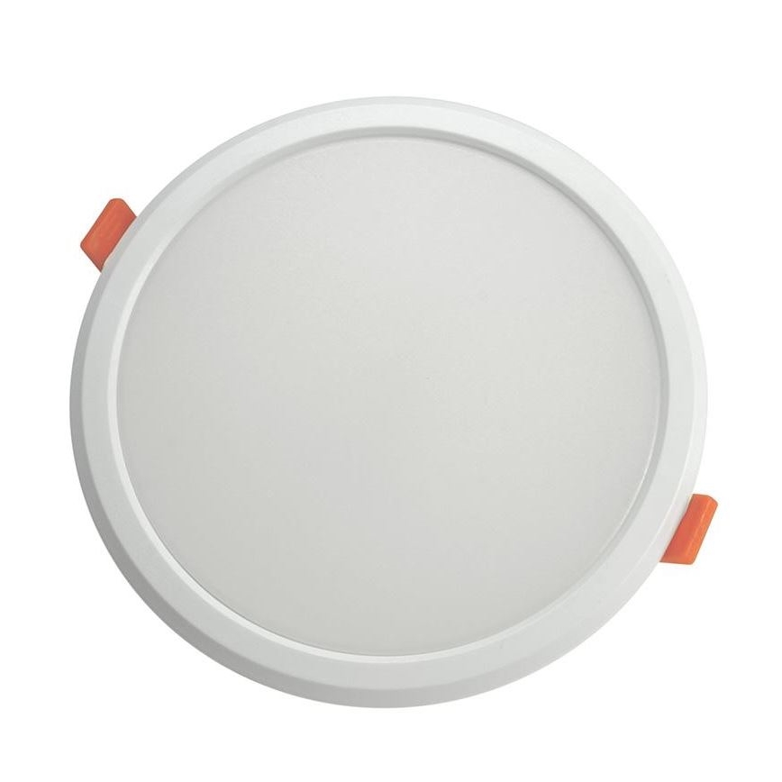 Okrúhle LED svetlo s bielym difúzorom a oranžovými upevňovacími prvkami je zobrazené na bielom pozadí. Svetlo je umiestnené v strede obrázka.