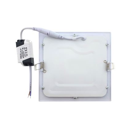 LED panel je zobrazený zo zadnej strany. Pripojený je k nemu zdroj napájania s viditeľnými drôtmi. Na bielom pozadí.