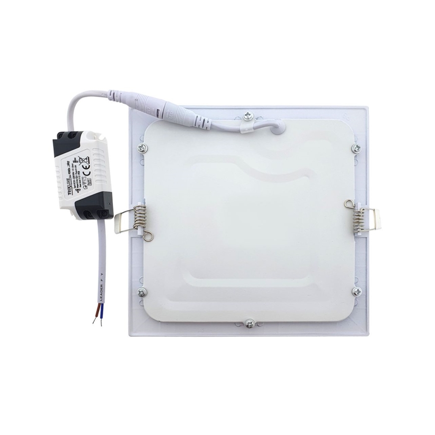 LED panel je zobrazený zo zadnej strany. Pripojený je k nemu zdroj napájania s viditeľnými drôtmi. Na bielom pozadí.
