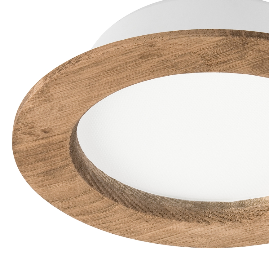 Svietidlo s bielym difúzorom je osadené v hnedom drevenom ráme. Svietidlo je pripevnené k stropu.