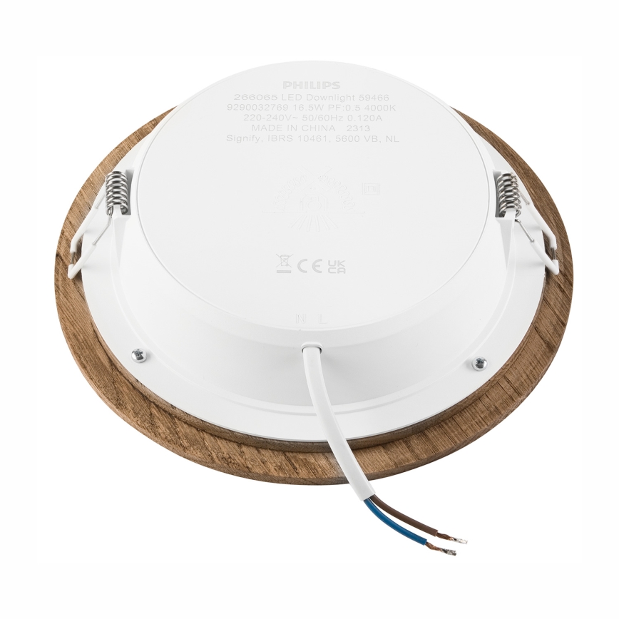Svietidlo s dreveným rámom je zobrazené zo zadnej strany. Viditeľné sú elektrické káble a technické údaje: 266065 LED Downlight 59488, 9290032769 16.5W PF:0.5 4000K, 220-240V 50/60Hz 0.120A, MADE IN CHINA 2313, Signify, IBRS 10481, 5600 VB, NL.