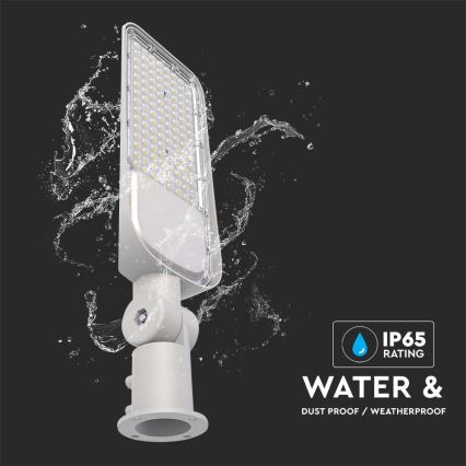 LED pouličná lampa je zobrazená s kvapkami vody. Lampa je upevnená na stĺpiku. IP65 rating. Vodotesná a prachotesná.