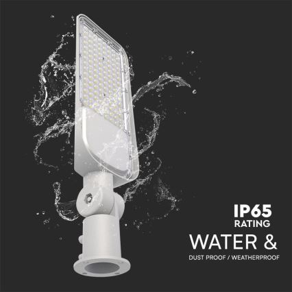 LED pouličná lampa odoláva vode. Je zobrazená s kvapkami vody okolo seba. Text uvádza: IP65 RATING, WATER & DUST PROOF / WEATHERPROOF.
