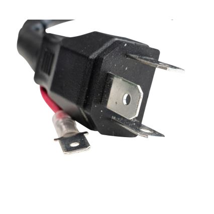 Elektrická zástrčka s troma kovovými výstupkami sa nachádza na konci čierneho kábla. Kábel obsahuje aj červený drôt s malou kovovou svorkou. Pozadie je biele.