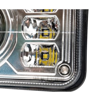 LED svetlomet s dvoma LED diódami svieti. Svetlomet je obdĺžnikového tvaru, striebornej farby s čiernym rámom.