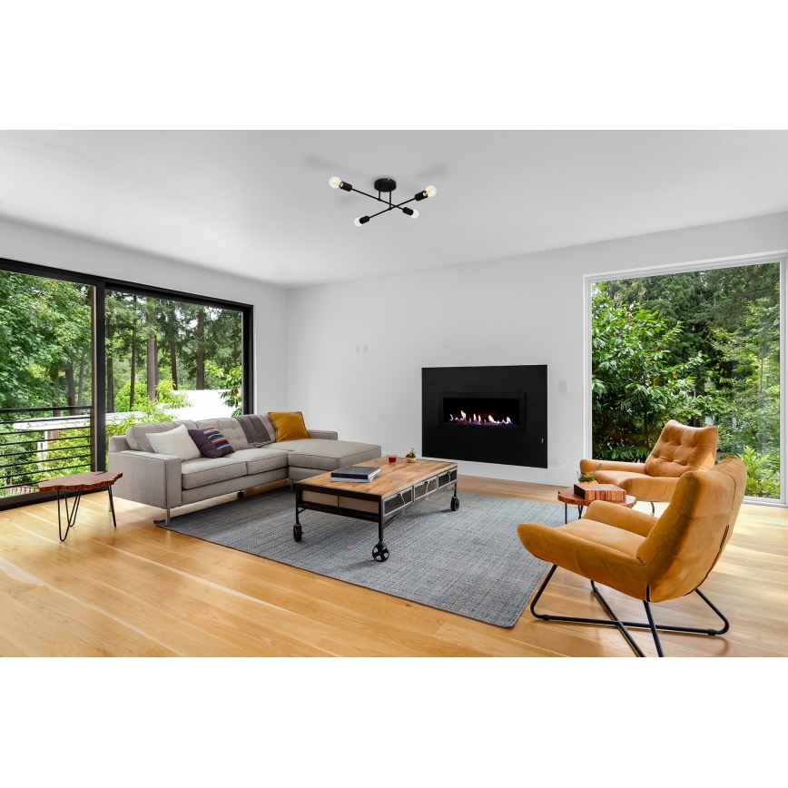 Stropné svietidlo s piatimi ramenami svieti v moderne zariadenej obývacej izbe s drevenou podlahou, rohovou sedačkou, konferenčným stolíkom, dvoma kreslami a krbom.