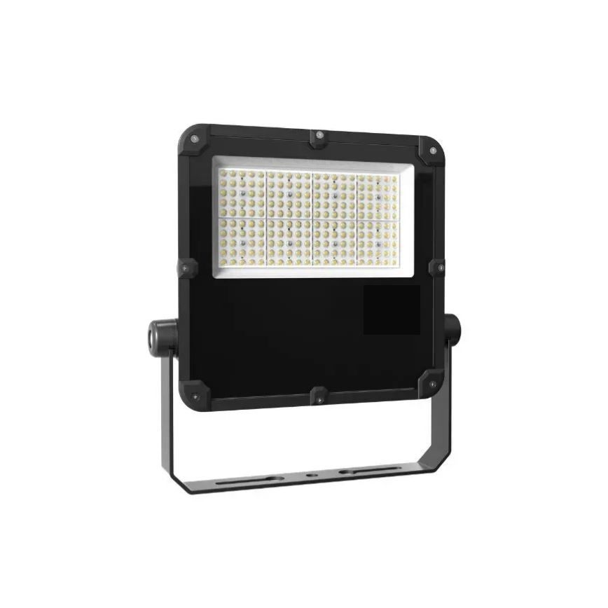 LED reflektor svieti. Je čierny, obdĺžnikového tvaru, s mnohými malými LED diódami v hornej časti. Je umiestnený na kovovej konštrukcii.