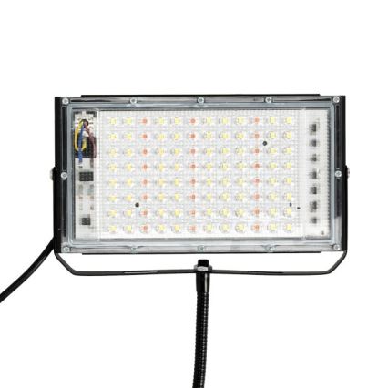 LED reflektor s mnohými diódami je pripojený k flexibilnému stojanu. Svetlo je obdĺžnikové a má číry kryt. Reflektor je na bielom pozadí.