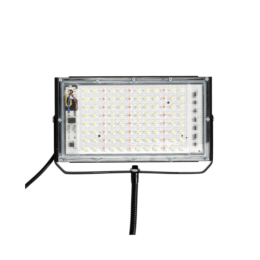 LED reflektor s mnohými diódami je pripojený k flexibilnému stojanu. Svetlo je obdĺžnikové a má číry kryt. Reflektor je na bielom pozadí.