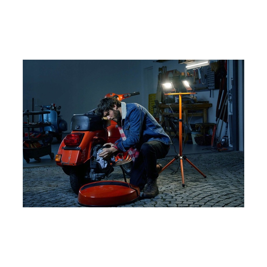 LED Reflektor so stojanom 2xLED/50W/230V IP65