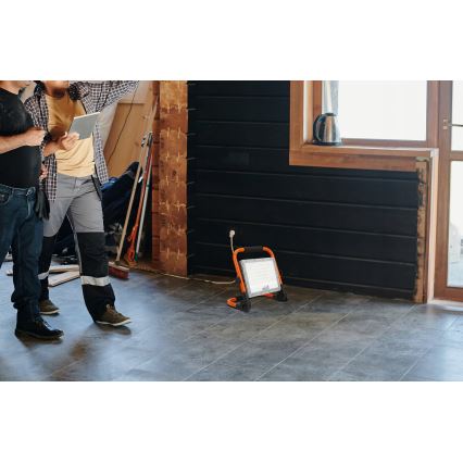 LED reflektor so stojanom LED/100W/230V 4500K IP65 oranžový