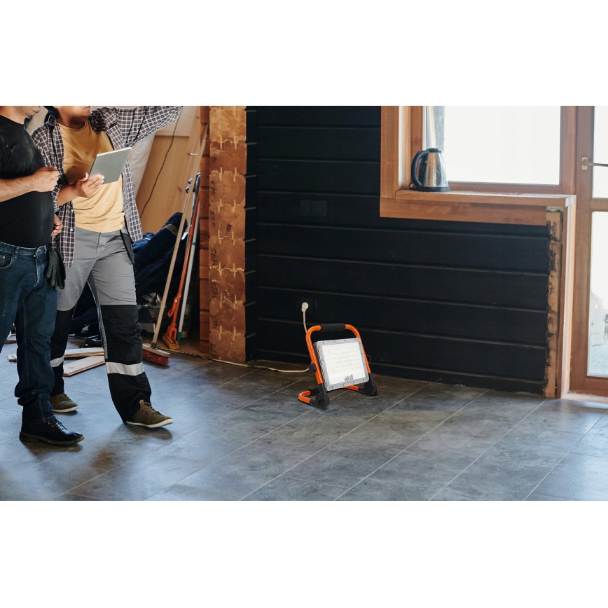 LED reflektor so stojanom LED/100W/230V 4500K IP65 oranžový