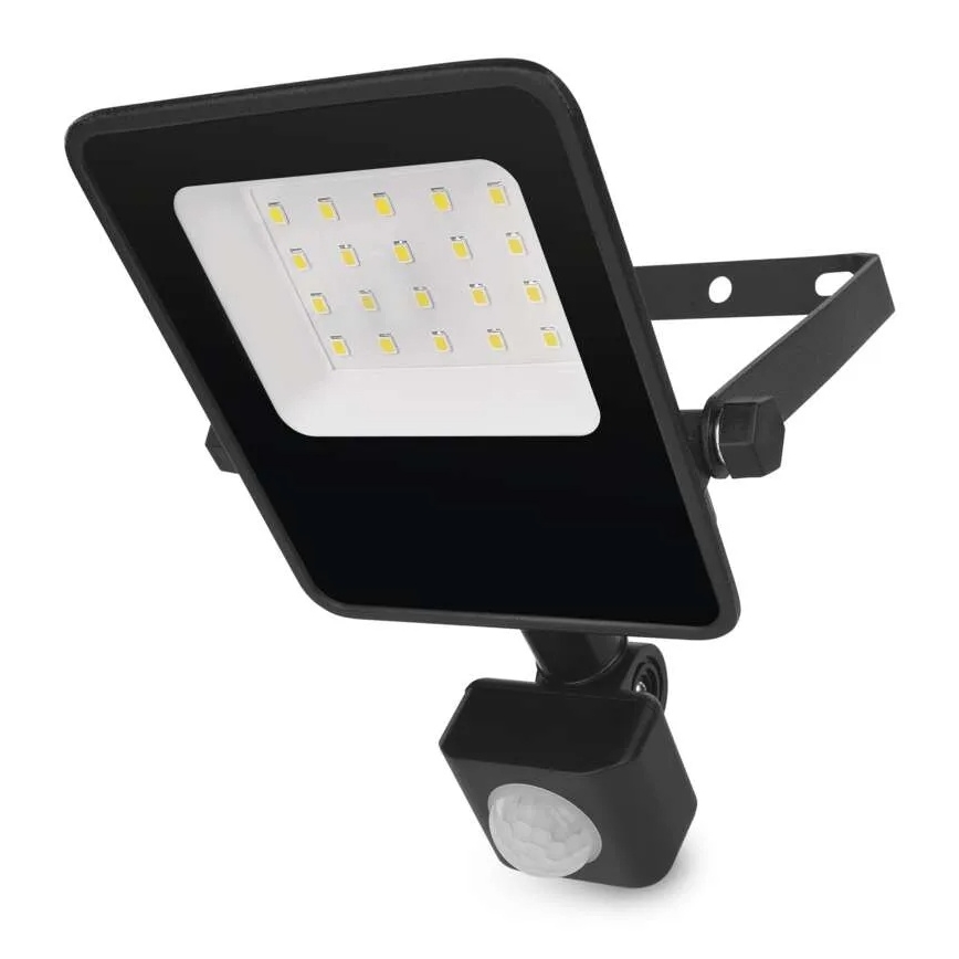 LED reflektor s pohybovým senzorom svieti. Má šestnásť LED diód a čierny kovový držiak. Je umiestnený na bielom pozadí.