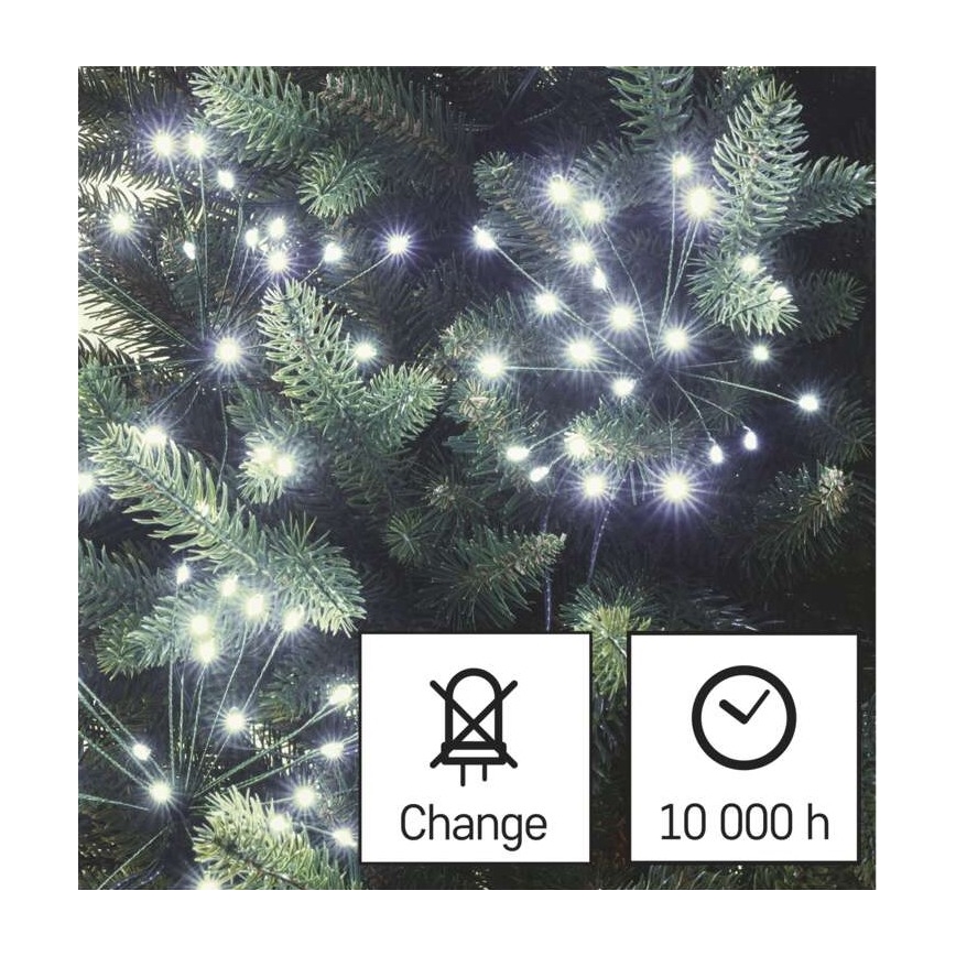 LED svetelný veniec svieti na ihličnatom strome. Žiarovky sú biele, na tenkých drôtikoch. Symboly pod stromčekom označujú: Change a 10 000 h.