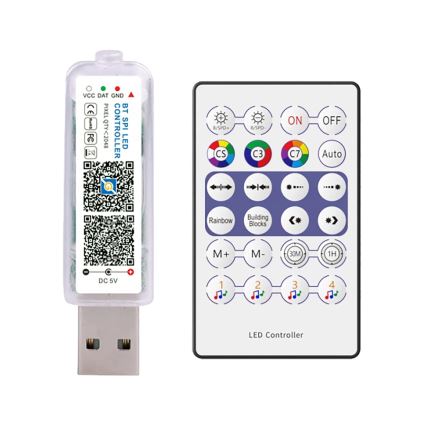 USB LED ovládač s označením „BT SPI LED CONTROLLER“, PIXEL QTY2048, riadi LED diódy pomocou diaľkového ovládania s funkciami zapínania/vypínania, výberom farieb, režimov a časovača. Na diaľkovom ovládači je nápis „LED Controller“.