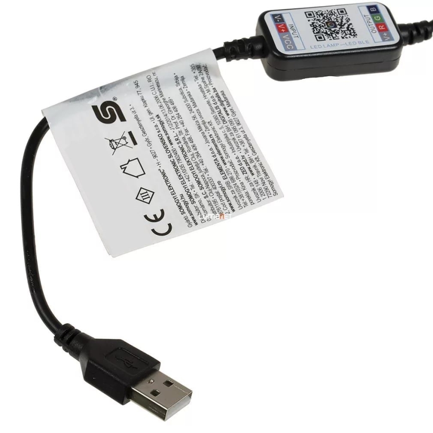 USB kábel s LED regulátorom prepojený s LED pásikom. Regulátor má tlačidlá a QR kód. Na kábli je štítok s technickými údajmi a certifikáciami.