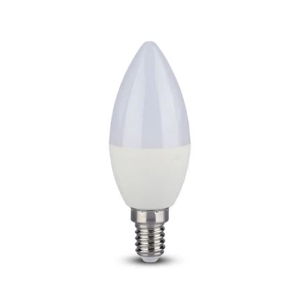 LED žiarovka v tvare sviečky svieti. Má biely plastový kryt a kovový skrutkový závit. Je umiestnená na bielom pozadí.