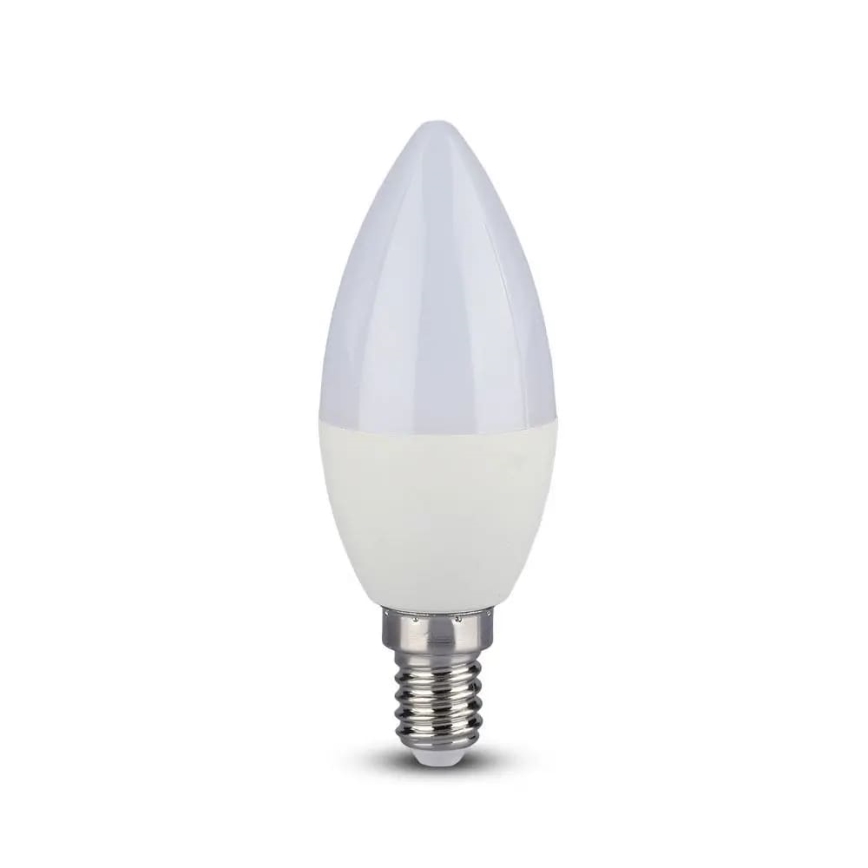 LED žiarovka v tvare sviečky svieti. Má biely plastový kryt a kovový skrutkový závit. Je umiestnená na bielom pozadí.