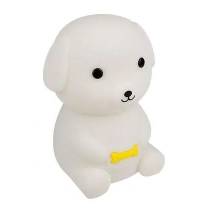 Biela lampa v tvare sediaceho psíka s kostkou v labkách, je umiestnená na bielom pozadí.