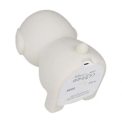 Svetlom sivá lampa v tvare šteňaťa je zobrazená zozadu. Na spodku je viditeľný USB nabíjací port a drobné označenia: 8898, CE, niekoľko ďalších symbolov a nečitateľný text.