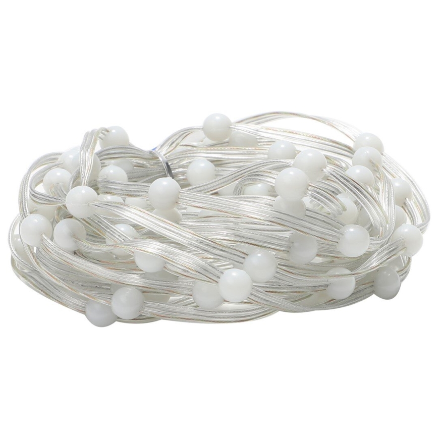 Svetložltá svetelná reťaz s bielymi guľovitými LED diódami je zvinutá do klbka na bielom pozadí.